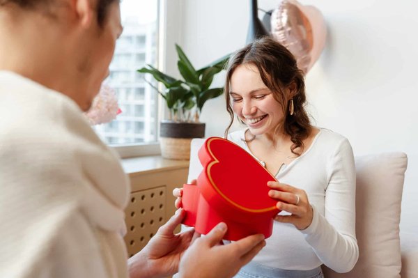 Customized earrings: an original gift for Valentine's Day